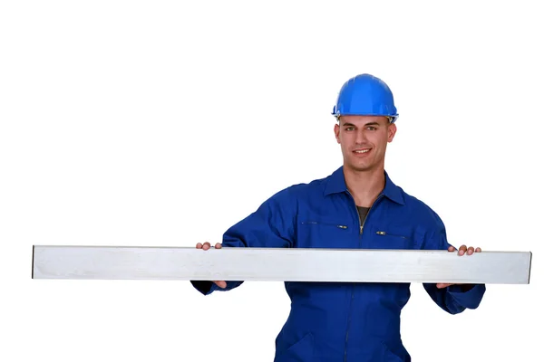 Bauarbeiter stand mit Metallbohne — Stockfoto