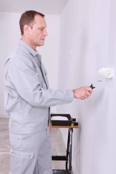 Díszítő festés a szoba fehér férfi — Stock Fotó