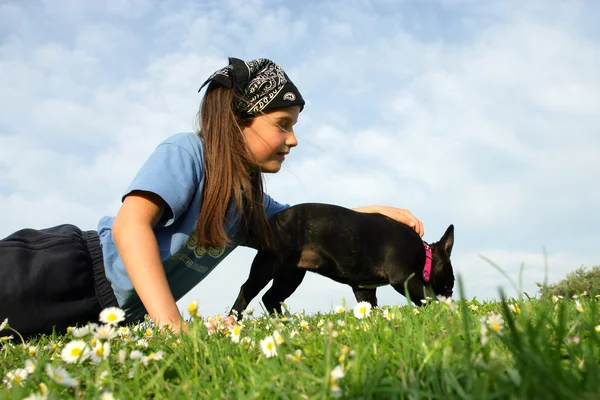Bir köpek ile küçük kız — Stok fotoğraf