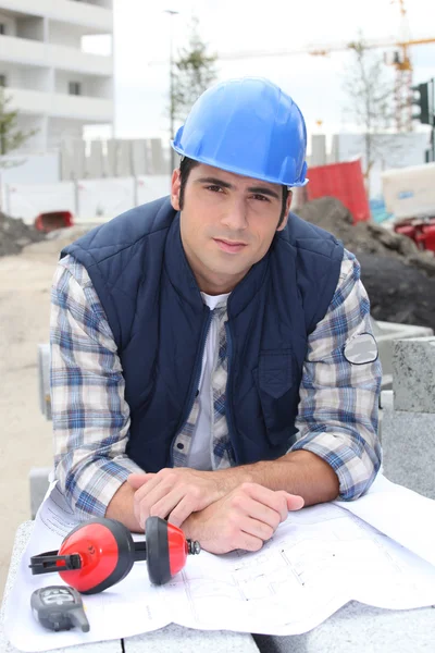 Retrato de um trabalhador da construção civil — Fotografia de Stock