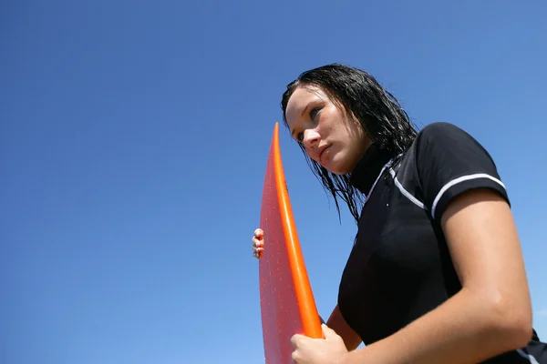 右側の波を待っている女性サーファー — ストック写真