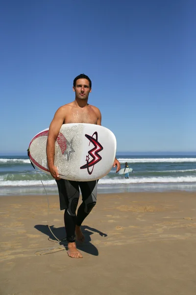 Güzel bir genç adam sörf — Stok fotoğraf