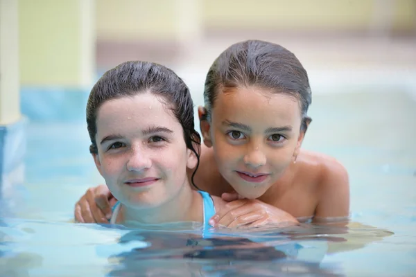 Τα παιδιά στην πισίνα — Φωτογραφία Αρχείου