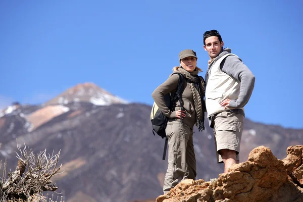 Couple randonnée à travers les montagnes — Photo