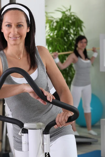 Mulheres fazendo exercício no centro de fitness — Fotografia de Stock