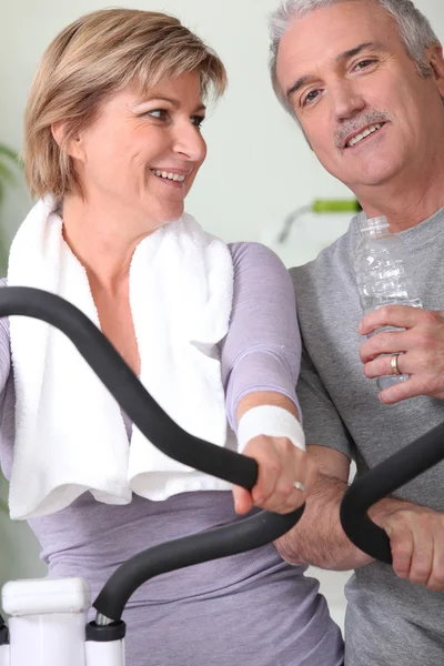 Äldre par på gymmet — Stockfoto