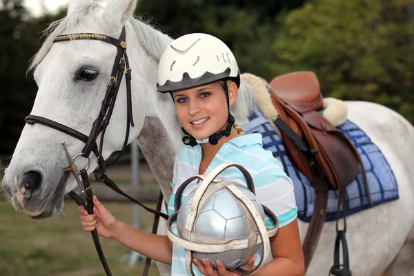 Femme jockey professionnel posant avec son cheval — Photo