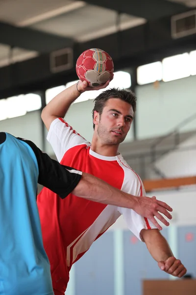 Ein Mann spielt Volleyball — Stockfoto