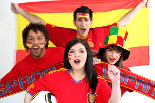Eine Gruppe zeigt ihre Unterstützung der spanischen Fußballmannschaft — Stockfoto