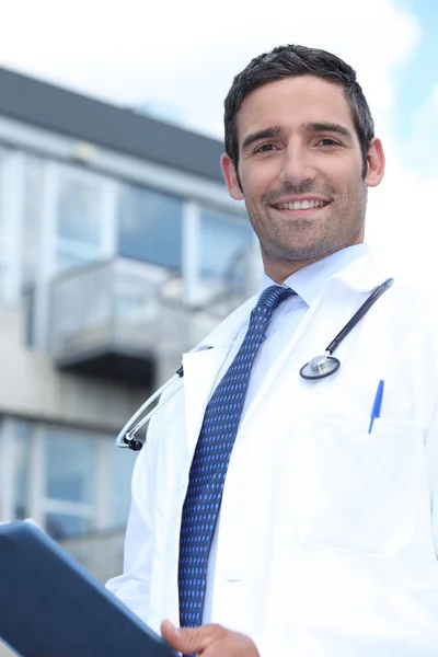 Médico parado fuera de un hospital —  Fotos de Stock
