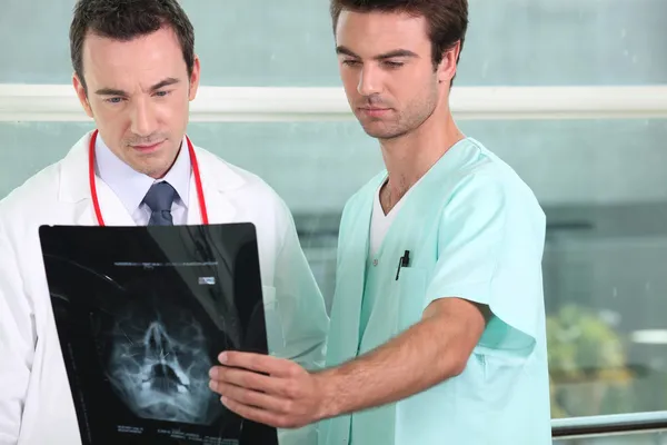 Lekarz i pielęgniarka szuka radiografii — Zdjęcie stockowe