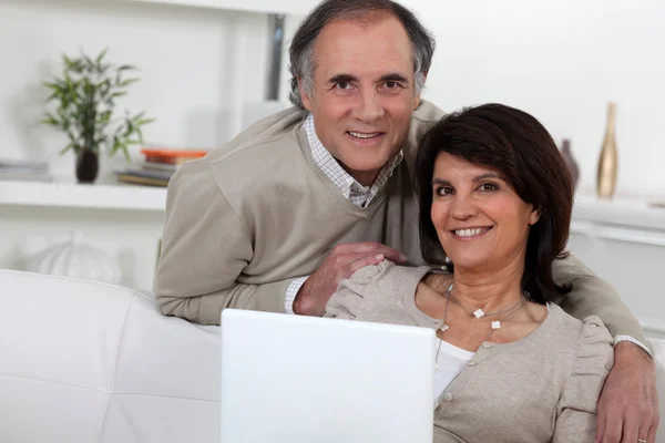 Casal de meia-idade com laptop — Fotografia de Stock