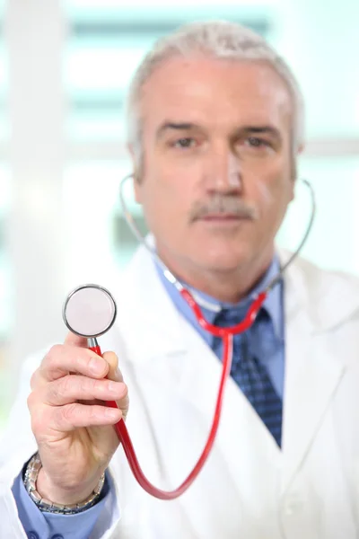 청진기를 들고 있는 의사 — 스톡 사진
