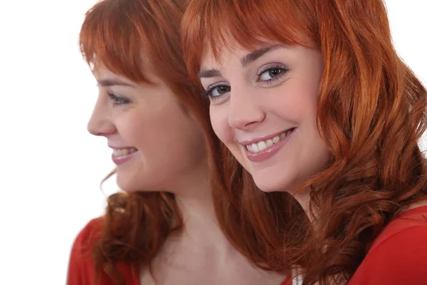 Redhead in een spiegel — Stockfoto