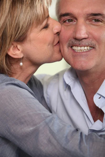 Volwassen paar kussen — Stockfoto