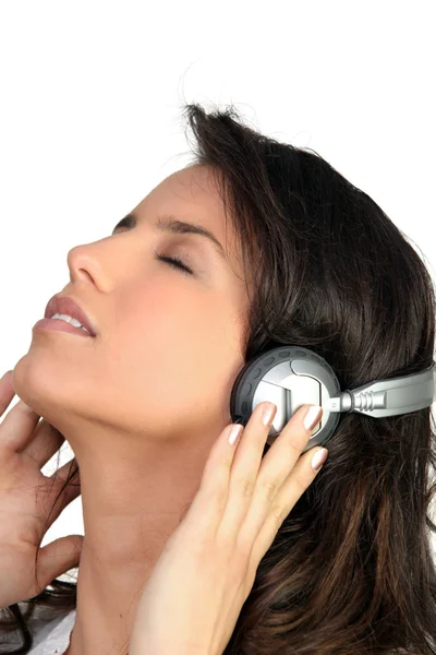 Жінка слухає музику з навушниками — стокове фото