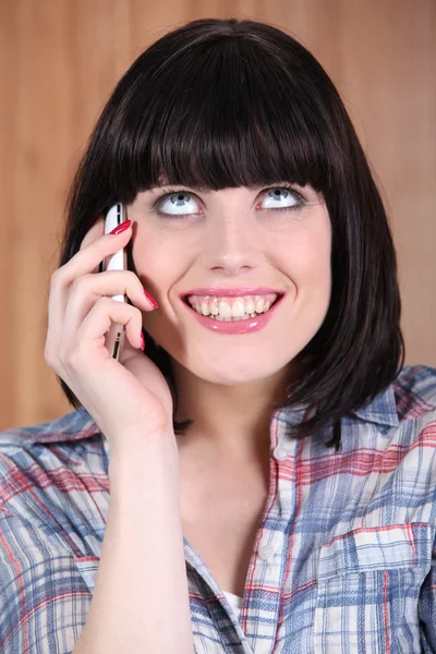 Женщина с широкой усмешкой разговаривает по телефону — стоковое фото