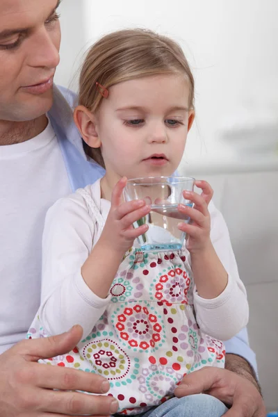 Babası kızını bir bardak su içmek için veriyor. — Stok fotoğraf