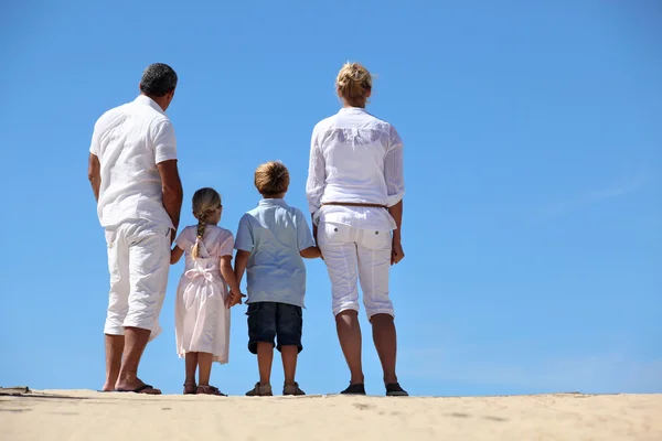Familie aan de kust — Stockfoto