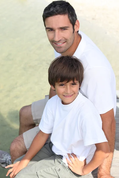 ビーチでの父と息子 — ストック写真