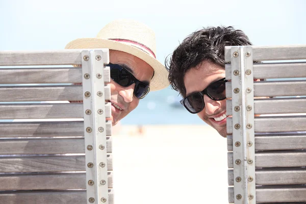 Dva přátelé seděli na lehátkách na pláži — Stock fotografie