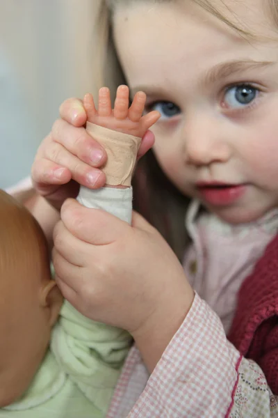 Dziewczynka gry z lalka — Zdjęcie stockowe