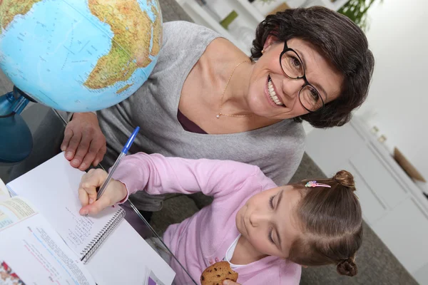 Madre enseñando geografía hija Imagen de stock