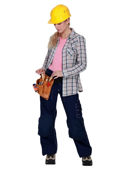 Aprendiz femenina con cinturón de herramientas — Foto de Stock