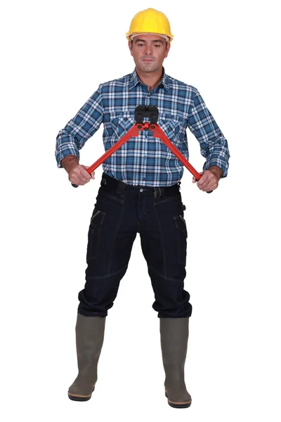 Homem com um par de cortadores de parafusos — Fotografia de Stock
