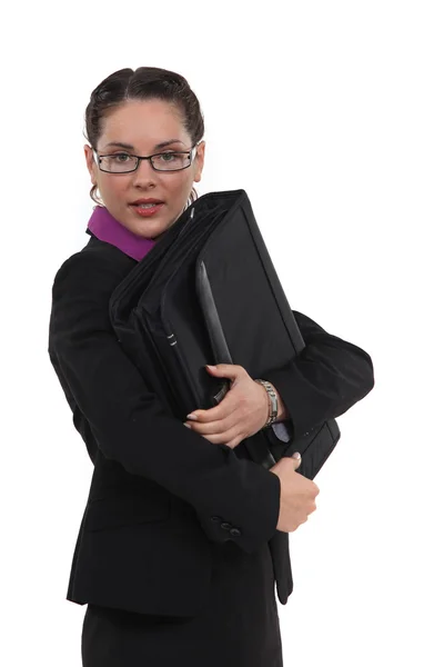 Portret van vrij brildragende zakenvrouw die werkmap — Stockfoto