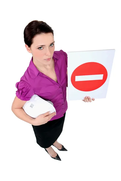 A female architect holding a stop sign. — Stock Photo, Image