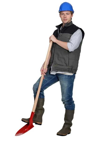 Hantverkare innehar en spade — Stockfoto