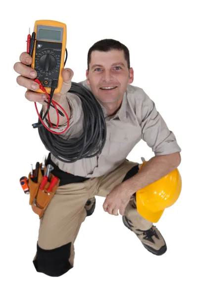 Electricista sosteniendo una herramienta de medición — Foto de Stock
