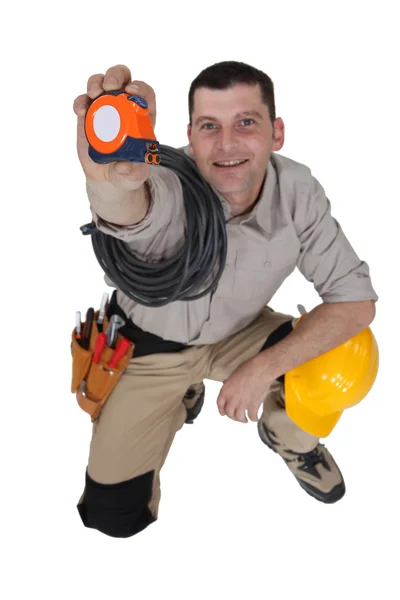 Homem segurando uma fita métrica — Fotografia de Stock