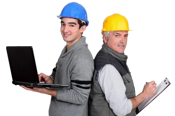 Senior rörmokare och junior stå rygg mot rygg med laptop och Urklipp — Stockfoto