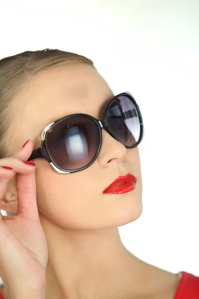 Mulher loira atraente posando em óculos de sol — Fotografia de Stock