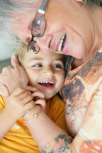Vrouw haar kleinkind knuffelen — Stockfoto