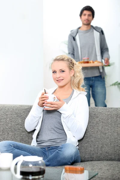 Paar ontbijt samen eten thuis — Stockfoto