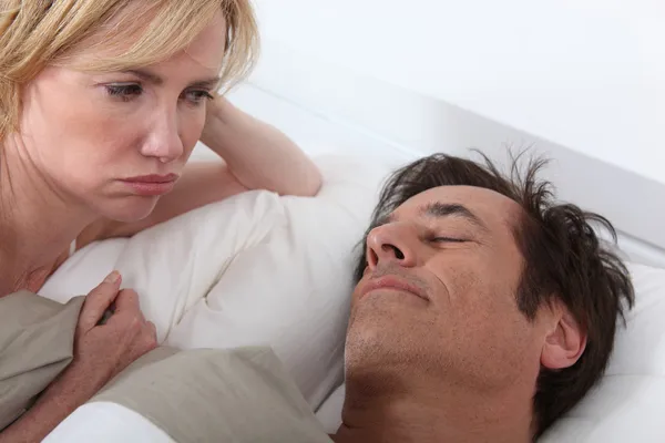 Esposa infeliz en el marido durmiendo —  Fotos de Stock