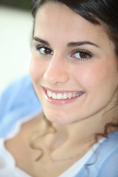 Donna con sorriso luminoso — Foto Stock