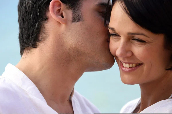 Homem ternamente beijando mulher — Fotografia de Stock