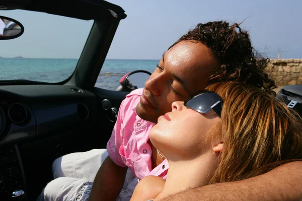 Couple relaxant dans une voiture convertible — Photo