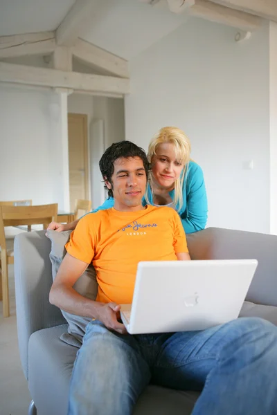 Paar surfen op het internet — Stockfoto