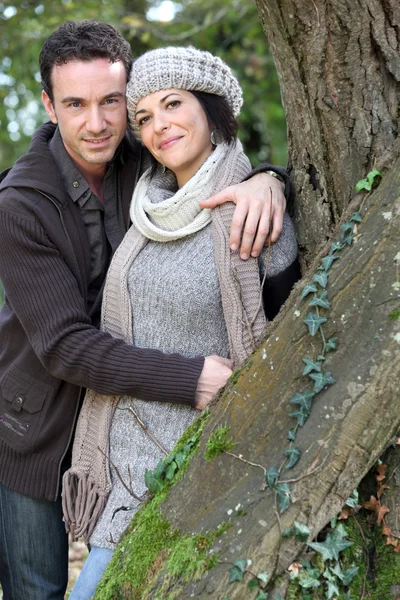 Couple stood by tree in park — Stock Photo, Image