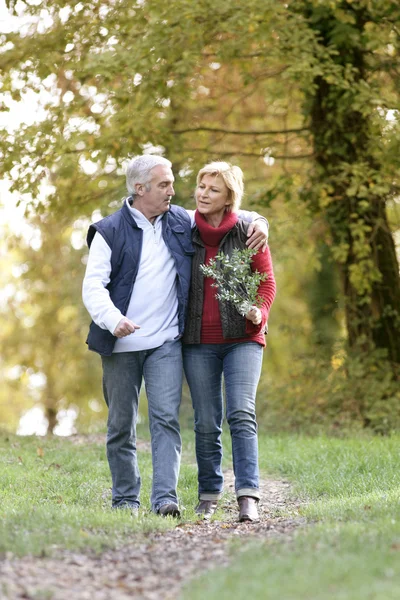 Par njuter av romantisk promenad — Stockfoto