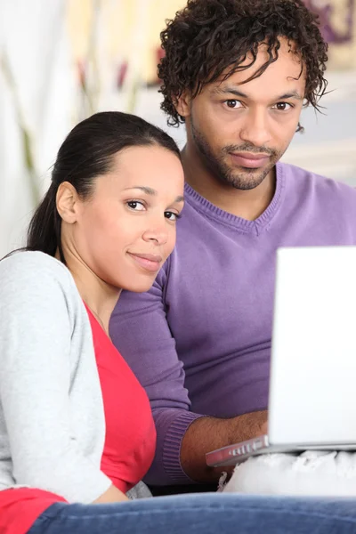 Ehepaar benutzt Laptop zu Hause — Stockfoto