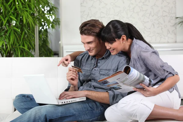 Молодая пара с помощью кредитной карты в Интернете — стоковое фото