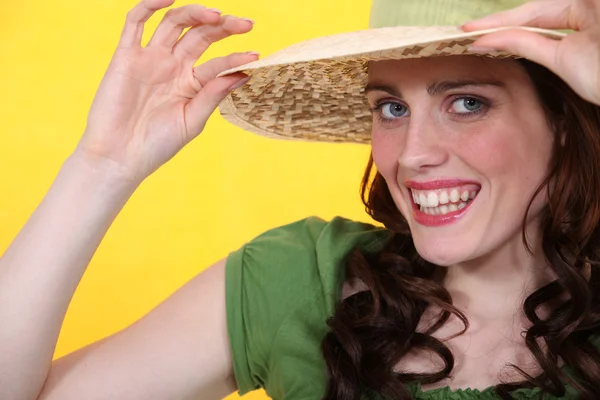 Mulher com um chapéu de palha e um sorriso de dente — Fotografia de Stock