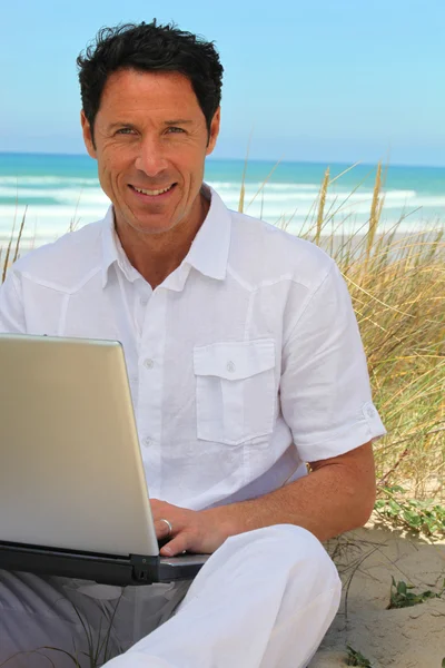 Mann glücklich am Strand arbeiten. — Stockfoto