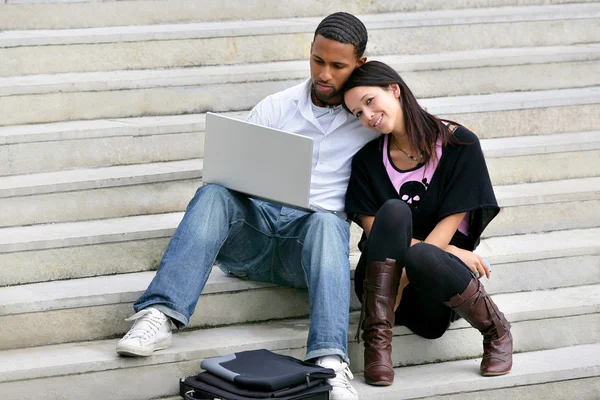 Casal urbano com um laptop — Fotografia de Stock